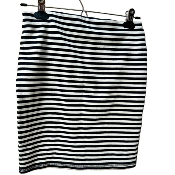 Black and white striped miniskirt - Picture 2 of 3